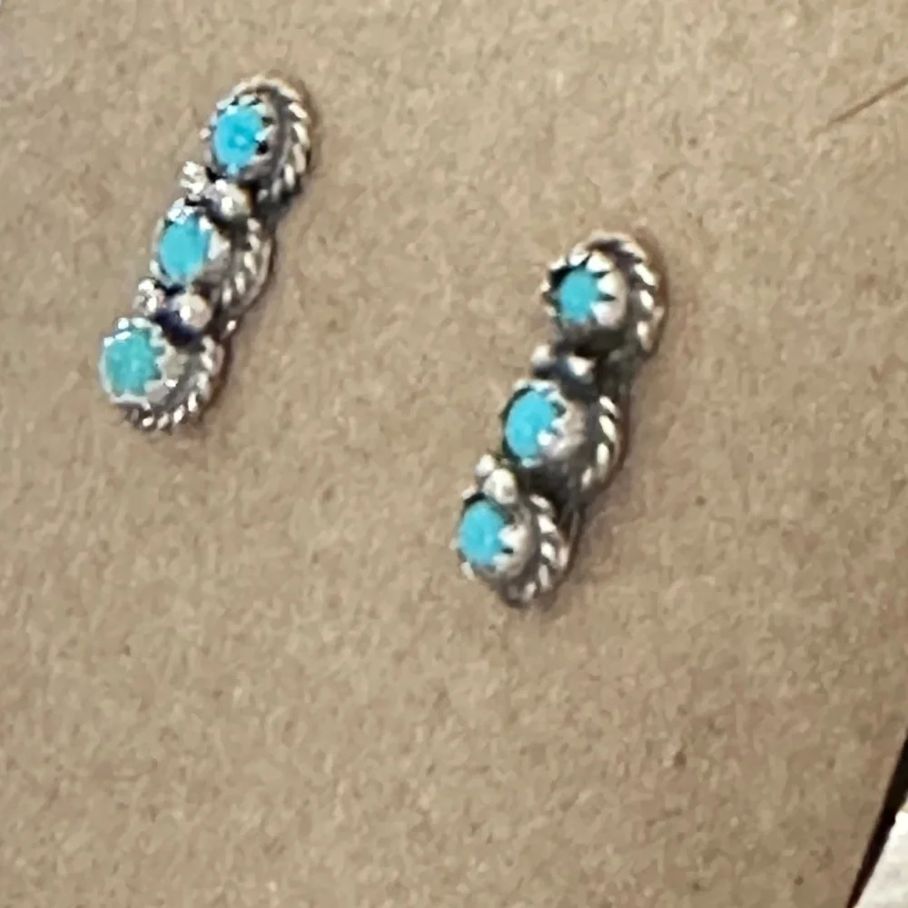 925 - Navajo crafted Sleeping Beauty Blue Turquoise. 3 round stones each earring - Picture 10 of 12